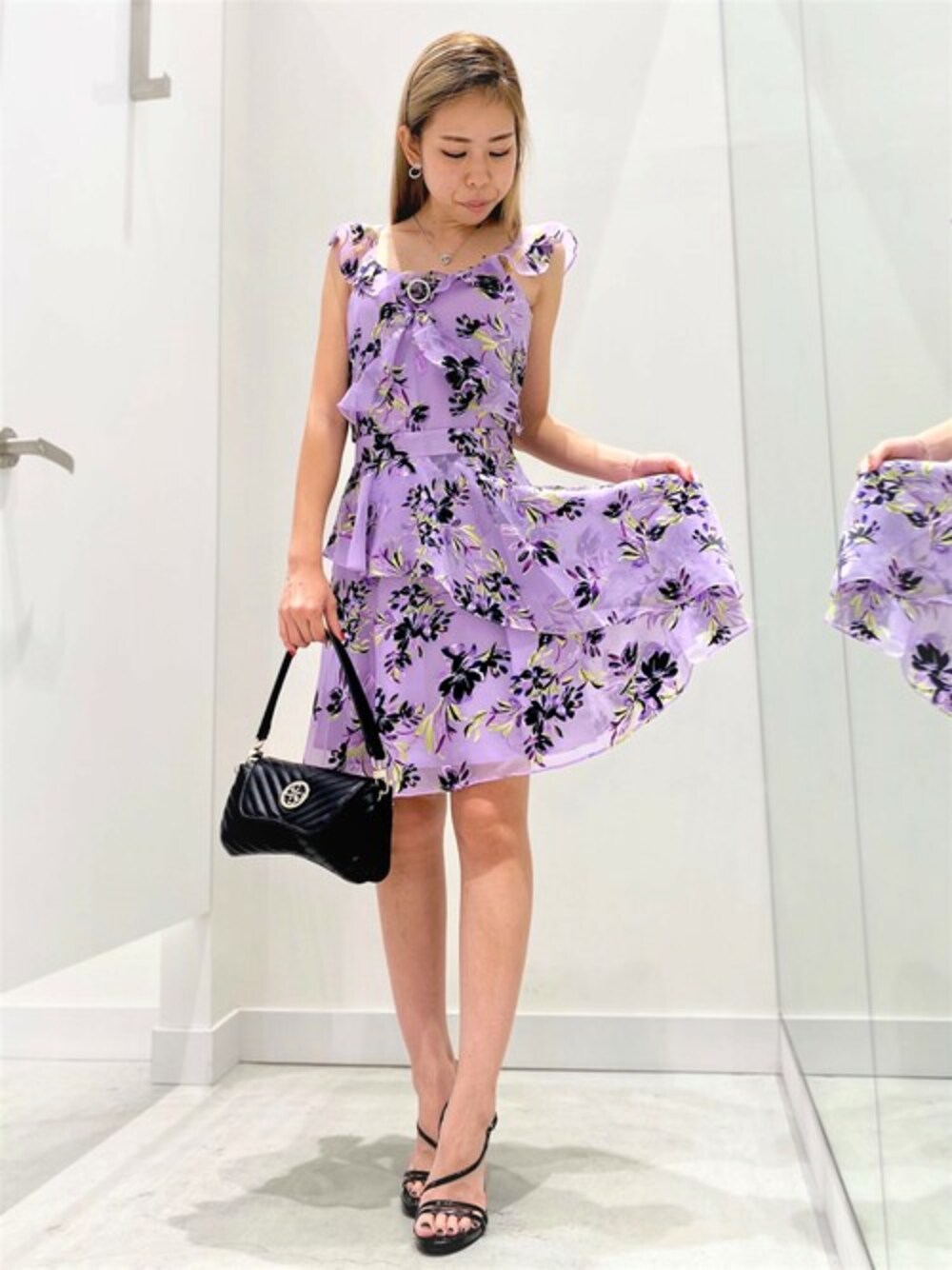 「ワンピース、ショルダーバッグ、デート、アクセサリー、ドレス、フェミニン、guess、ハナガラ、Guess Jeans 、guessgirl」｜「GuessのLucia Dress（ワンピース、パープル系）」を使った、GUESS JAPANさん（レディース・156cm）の秋コーディネートの1枚目の写真