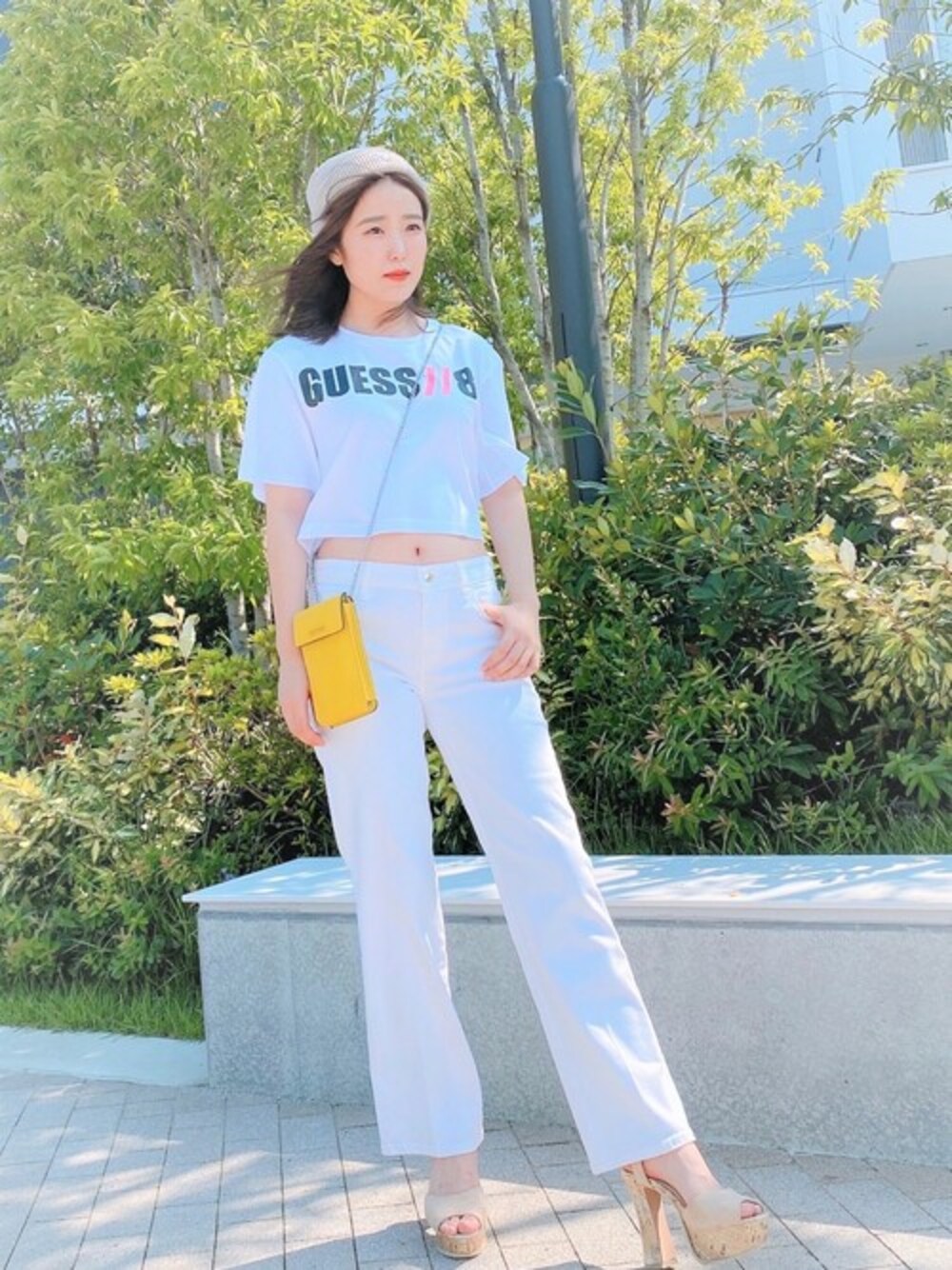 ホワイト系のTシャツ/カットソー、ホワイト系のデニムパンツ、イエロー系のショルダーバッグを着用したレディースの秋コーディネートの1枚目の写真