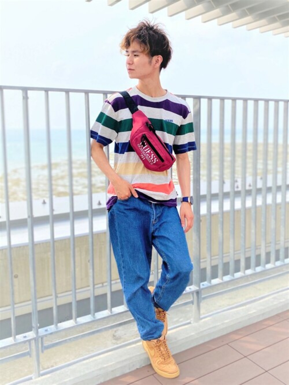 その他のTシャツ/カットソー、ブルー系のデニムパンツ、レッド系のボディバッグ/ウエストポーチを着用したメンズの秋コーディネートの1枚目の写真