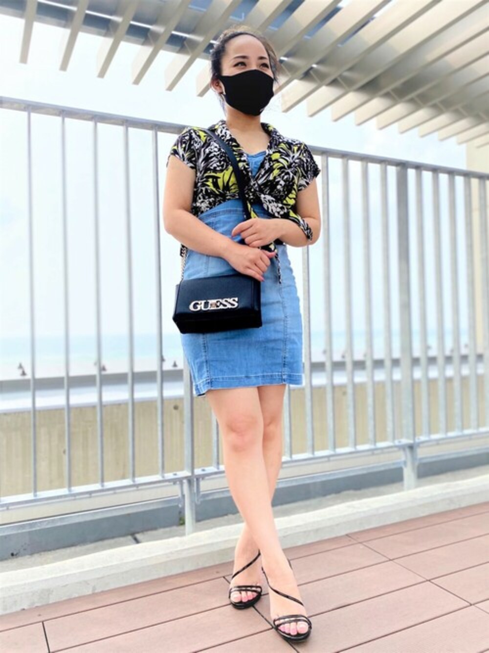 ブルー系のワンピース、その他のシャツ/ブラウス、ブラック系のショルダーバッグを着用したレディースの秋コーディネートの1枚目の写真