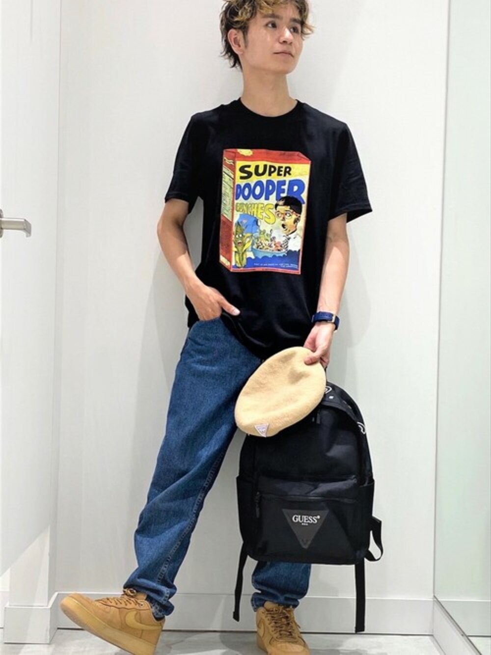 「デニム、バックパック、ベレー帽、Tシャツ、プリントスカート、カジュアルコーデ、guess、ゲス、日本限定、Guess Jeans 」｜「GuessのSuper Dooper Graphic Tee（Tシャツ/カットソー、ブラック系）」を使った、GUESS JAPANさん（メンズ・168cm）の秋コーディネートの1枚目の写真