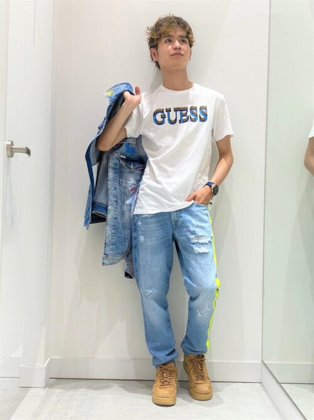 ブルー系のデニムパンツ、ホワイト系のTシャツ/カットソー、ブルー系のデニムジャケットを着用したメンズの秋コーディネートの1枚目の写真