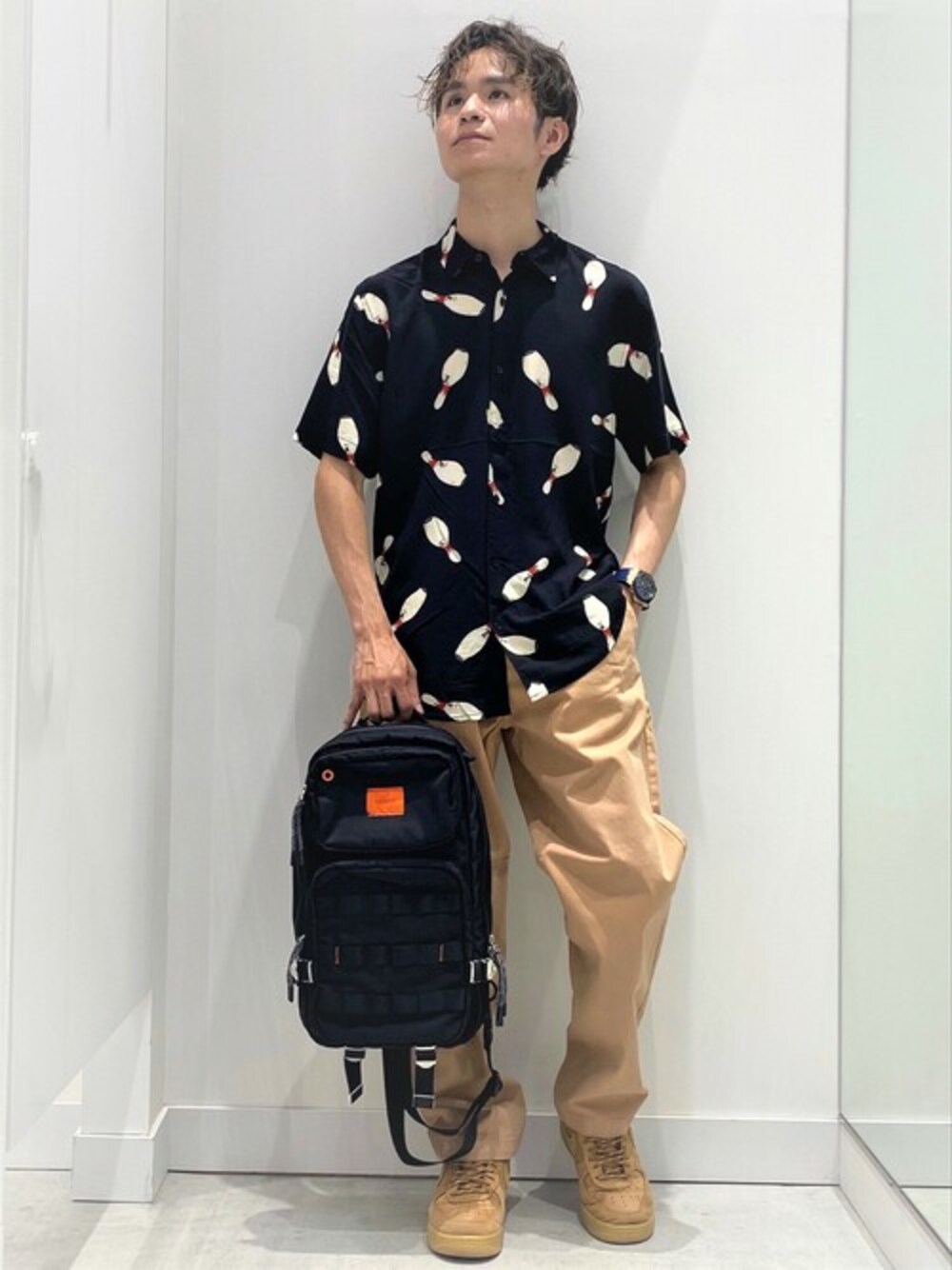 「シャツ、バックパック、チノパン、柄シャツ、ワイドパンツ、カジュアルコーデ、guess、ゲス、秋コーデ、Guess Jeans 」｜「GuessのEco Bowled Over Shirt（シャツ/ブラウス、ブラック系）」を使った、GUESS JAPANさん（メンズ・168cm）の秋コーディネートの1枚目の写真