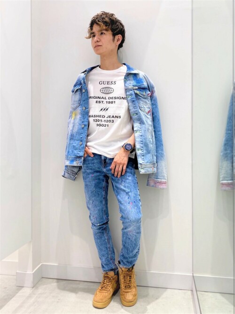 ホワイト系のTシャツ/カットソー、ブルー系のデニムジャケット、ブルー系のデニムパンツを着用したメンズの秋コーディネートの1枚目の写真