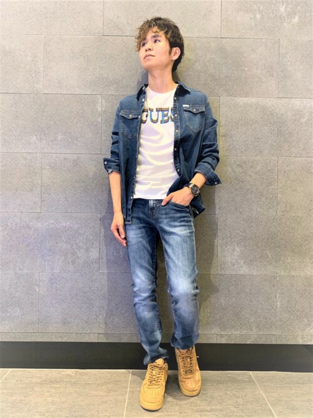 ホワイト系のTシャツ/カットソー、ブルー系のシャツ/ブラウス、ブルー系のデニムパンツを着用したメンズの秋コーディネートの1枚目の写真