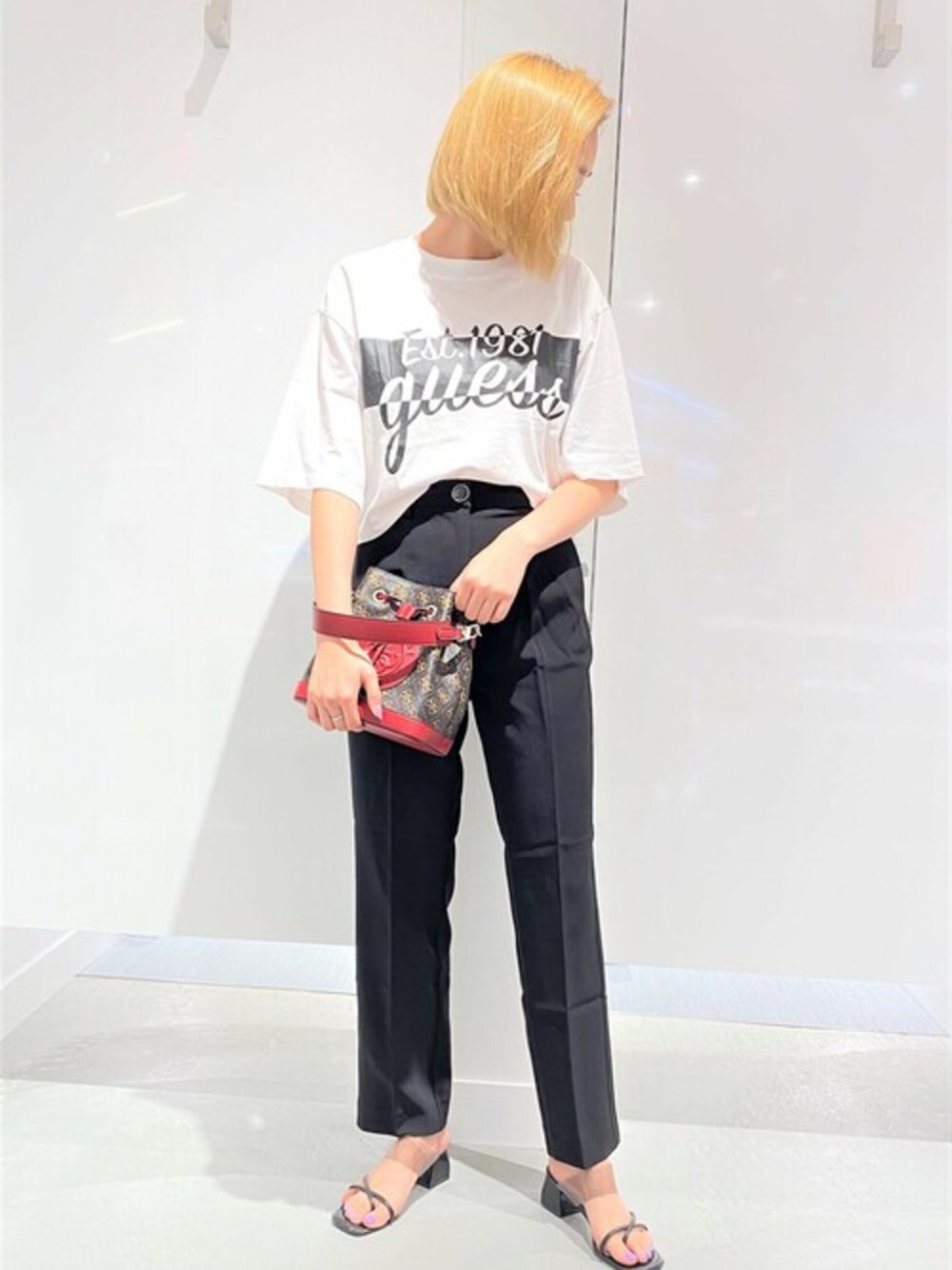 ホワイト系のTシャツ/カットソー、ブラック系のその他パンツ、ブラウン系のショルダーバッグを着用したレディースの秋コーディネートの1枚目の写真