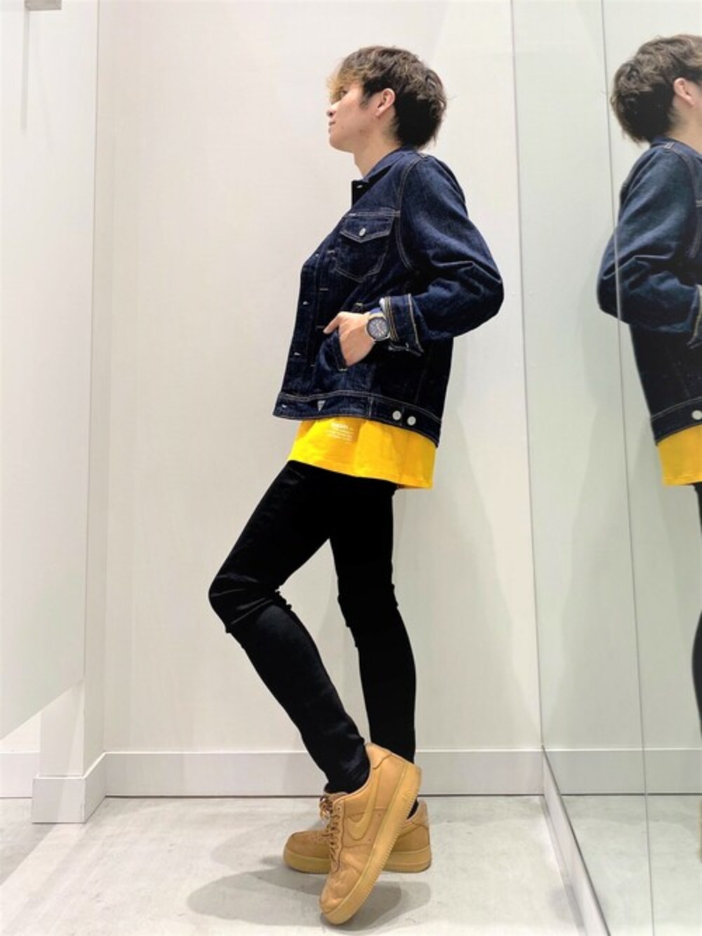イエロー系のTシャツ/カットソー、ブルー系のデニムジャケット、ブラック系のデニムパンツを着用したメンズの秋コーディネートの1枚目の写真