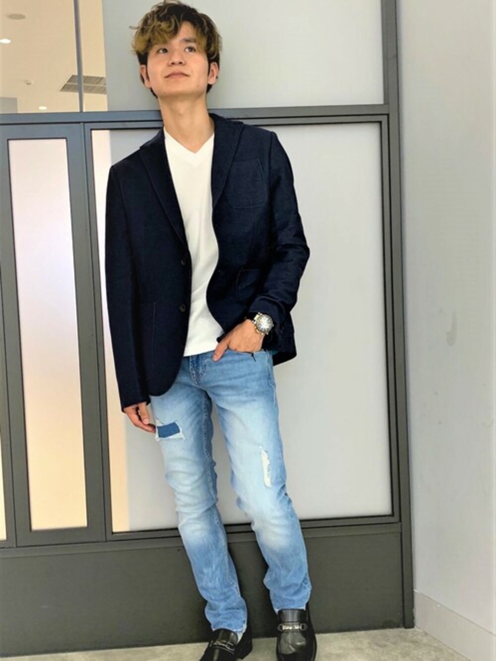 「ジャケット、デニム、テーラードジャケット、Tシャツ、大人カジュアル、スキニーデニム、ジャケットスタイル、guess、ゲス、Guess Jeans 」｜「GuessのTyron Slim-Fit Blazer（テーラードジャケット、ブルー系）」を使った、GUESS JAPANさん（メンズ・168cm）の秋コーディネートの1枚目の写真