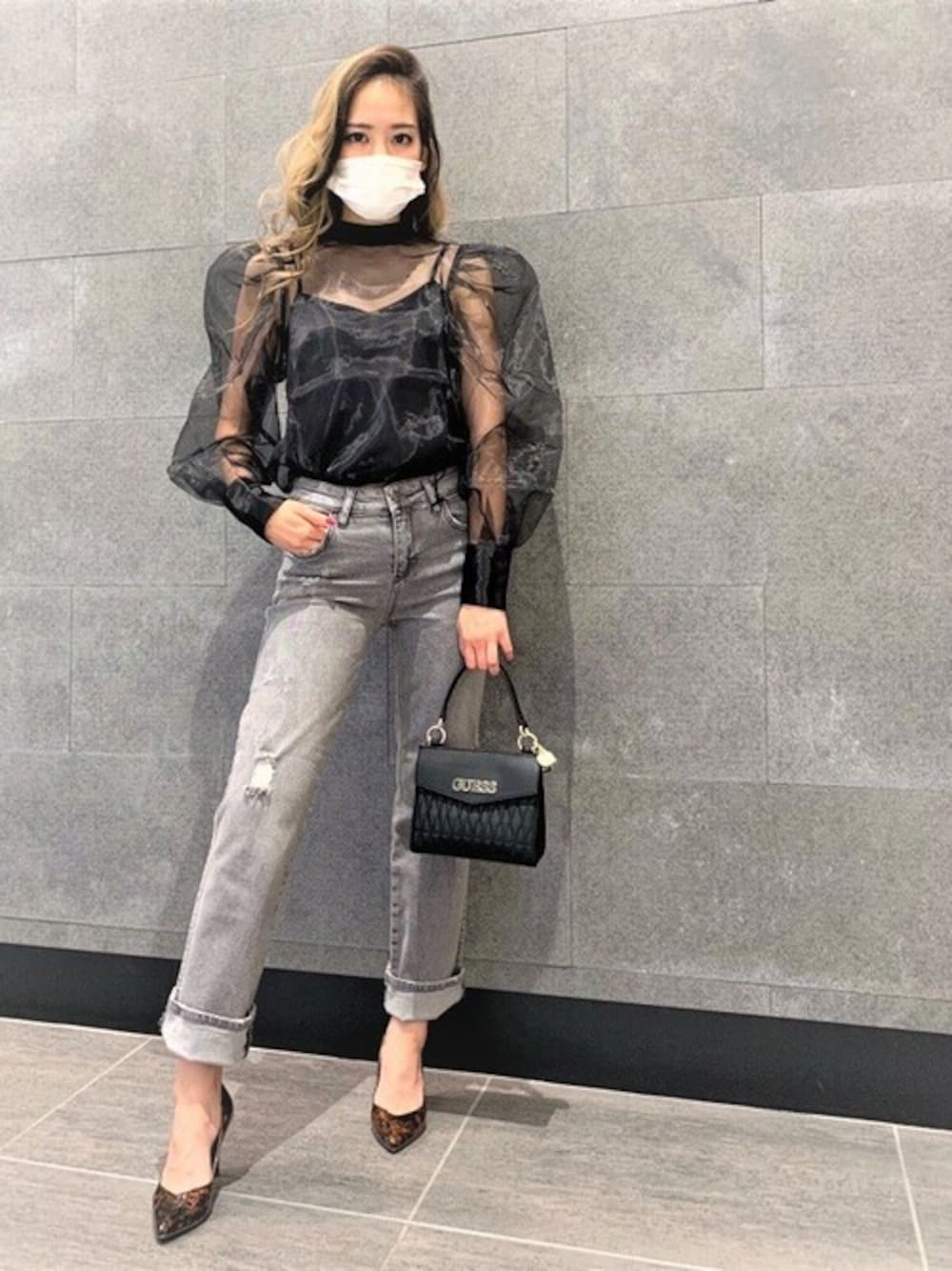 「デニム、キルティング、透け感、ミニバッグ、シアーシャツ、guess、ストレートデニム、バルーンスリーブ、グレーデニム、Guess Jeans 」｜「GuessのHortensia Balloon Sleeves Sheer Blouse（その他トップス、ブラック系）」を使った、GUESS JAPANさん（レディース・156cm）の秋コーディネートの1枚目の写真