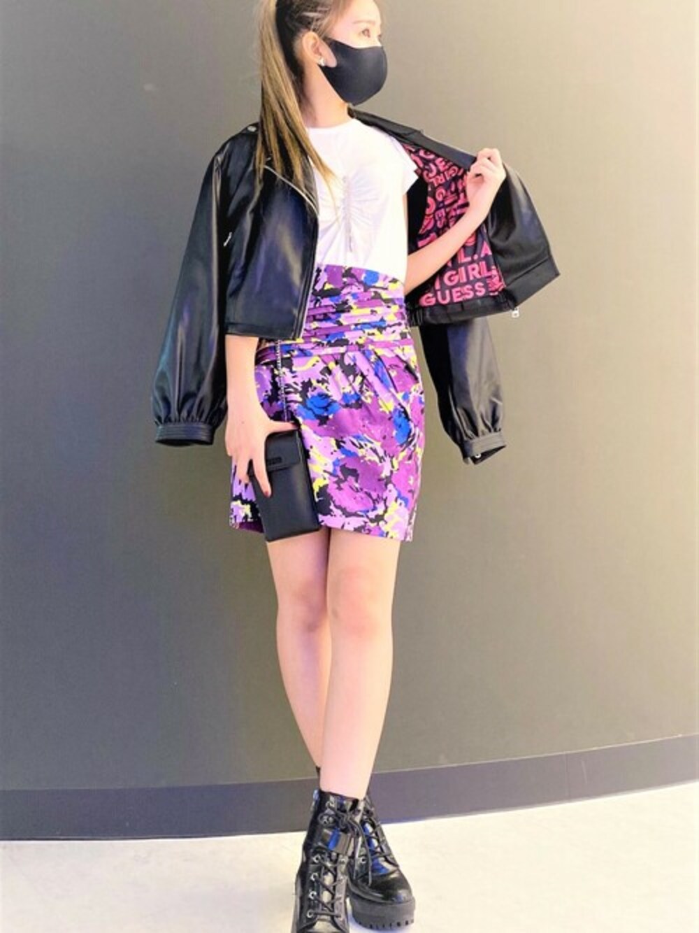 「レザー、レザージャケット、ショルダーバッグ、花柄、ミニスカート、デート、ミニバッグ、guess、Guess Jeans 、guessgirl」｜「GuessのIsabeau Top（その他トップス、ホワイト系）」を使った、GUESS JAPANさん（レディース・156cm）の秋コーディネートの1枚目の写真