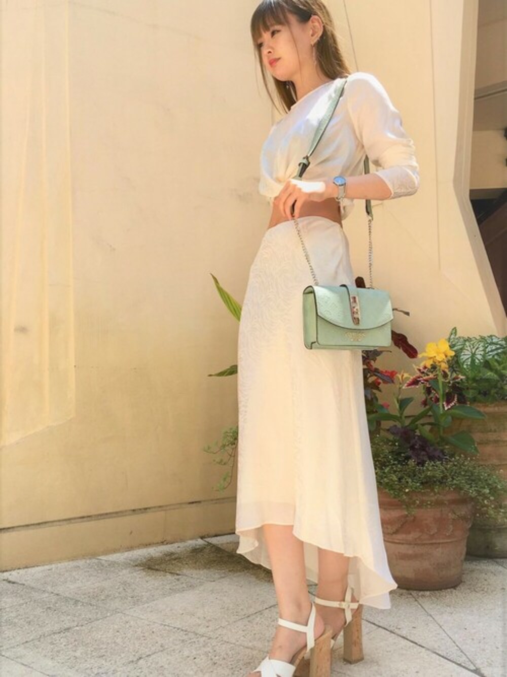 ホワイト系のTシャツ/カットソー、ホワイト系のスカート、レッド系のショルダーバッグを着用したレディースの秋コーディネートの1枚目の写真