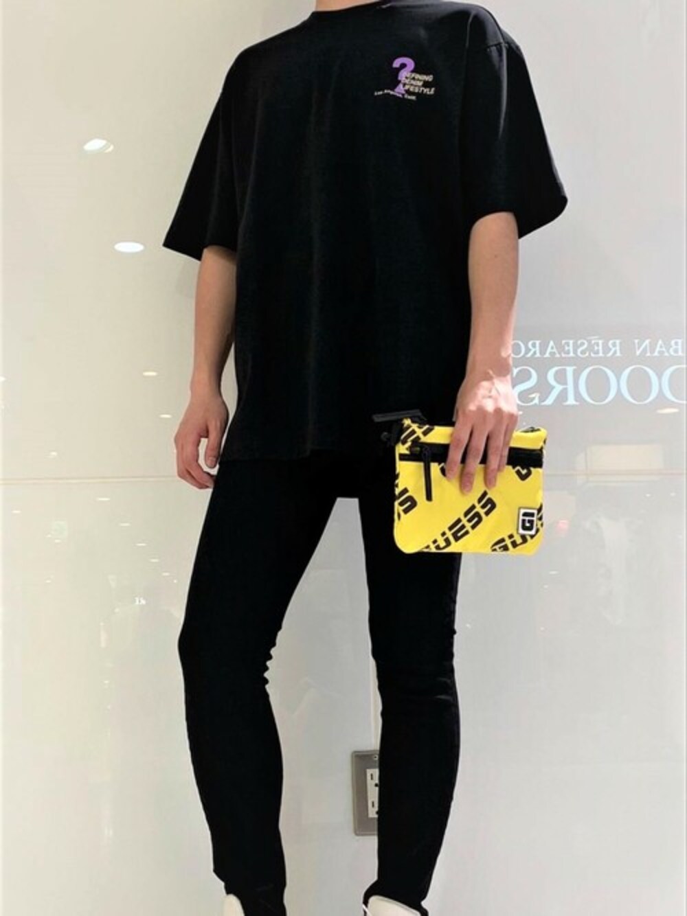 ブラック系のTシャツ/カットソー、ブラック系のデニムパンツを着用したメンズの秋コーディネートの1枚目の写真