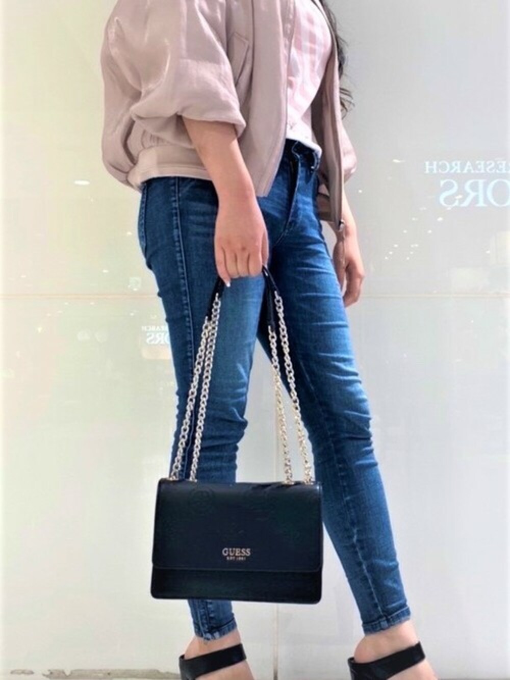 「デニム、カジュアル、ショルダーバッグ、Tシャツ、スキニーデニム、ボンバージャケット、guess、秋コーデ、Guess Jeans 、guessgirl」｜「GuessのCreamy Tee（Tシャツ/カットソー、ホワイト系）」を使った、GUESS JAPANさん（レディース・160cm）の秋コーディネートの1枚目の写真