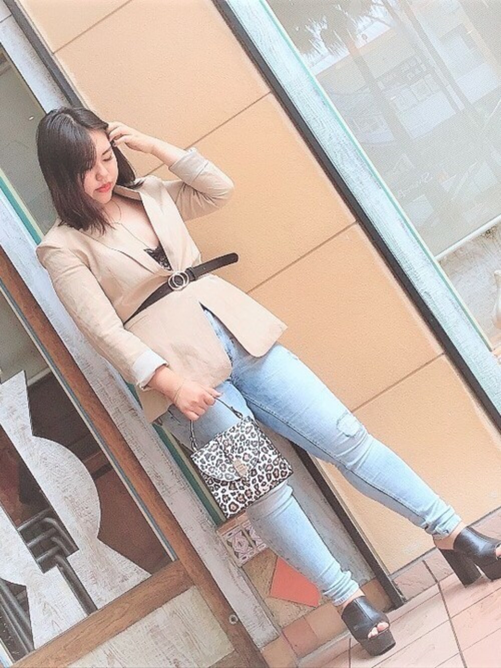 「ジャケット、レオパード、ハンドバッグ、ウエストマーク、スキニーデニム、カジュアルコーデ、guess、ハイライズ、Guess Jeans 、guessgirl」｜「GuessのLace Bralette（キャミソール、ブラック系）」を使った、GUESS JAPANさん（レディース・162cm）の秋コーディネートの1枚目の写真