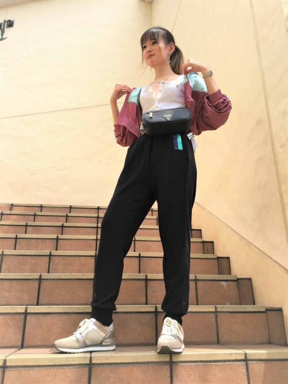 「ロゴ、スポーツミックス、ナイロンジャケット、タンクトップ、スエットパンツ、ボディバッグ、ウエストポーチ、guess、Guess Jeans 、guessgirl」｜「GuessのSleeveless Ribbed Logo Tank（タンクトップ、ホワイト系）」を使った、GUESS JAPANさん（レディース・162cm）の秋コーディネートの1枚目の写真