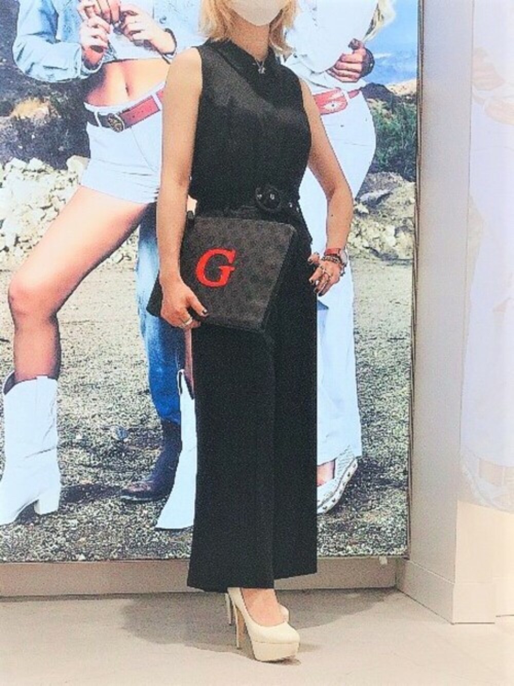 ブラック系のつなぎ/オールインワンを着用したレディースの秋コーディネートの1枚目の写真