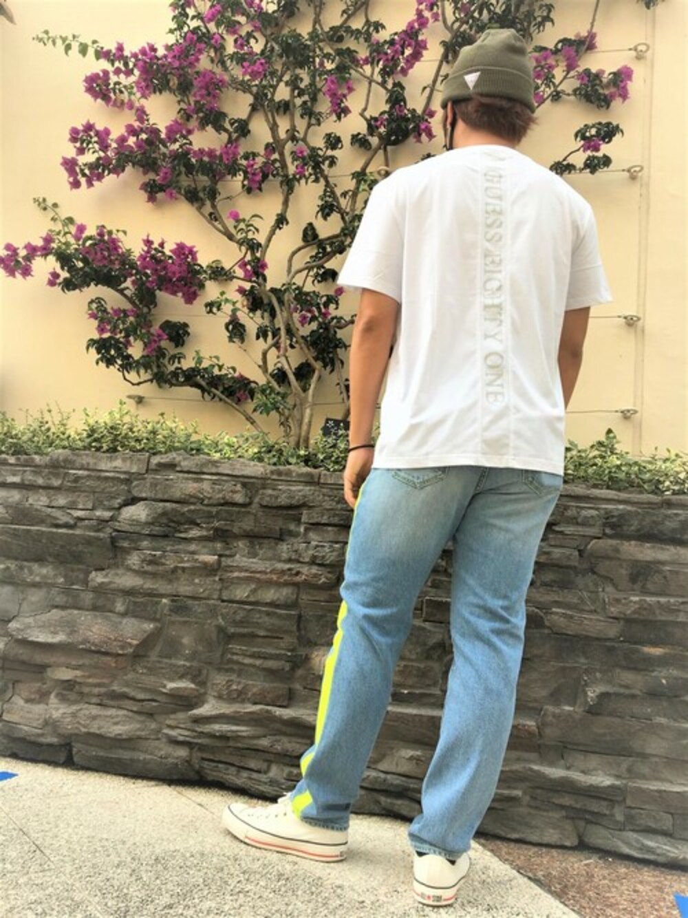 「デニム、ロゴT、Tシャツ、ビーニー、バックプリント、guess、ゲス、ネオンイエロー、ラインパンツ、Guess Jeans 」｜「GuessのLettering Logo Tee（Tシャツ/カットソー、ホワイト系）」を使った、GUESS JAPANさん（メンズ・173cm）の秋コーディネートの1枚目の写真