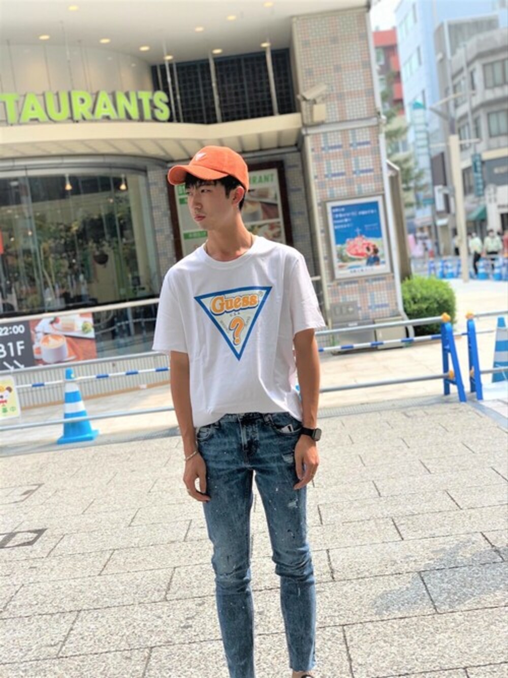 ホワイト系のTシャツ/カットソー、ブルー系のデニムパンツを着用したメンズの秋コーディネートの1枚目の写真