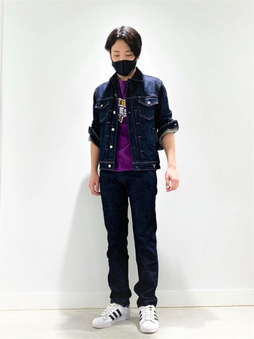 パープル系のTシャツ/カットソー、ブルー系のデニムジャケットを着用したメンズの秋コーディネートの1枚目の写真