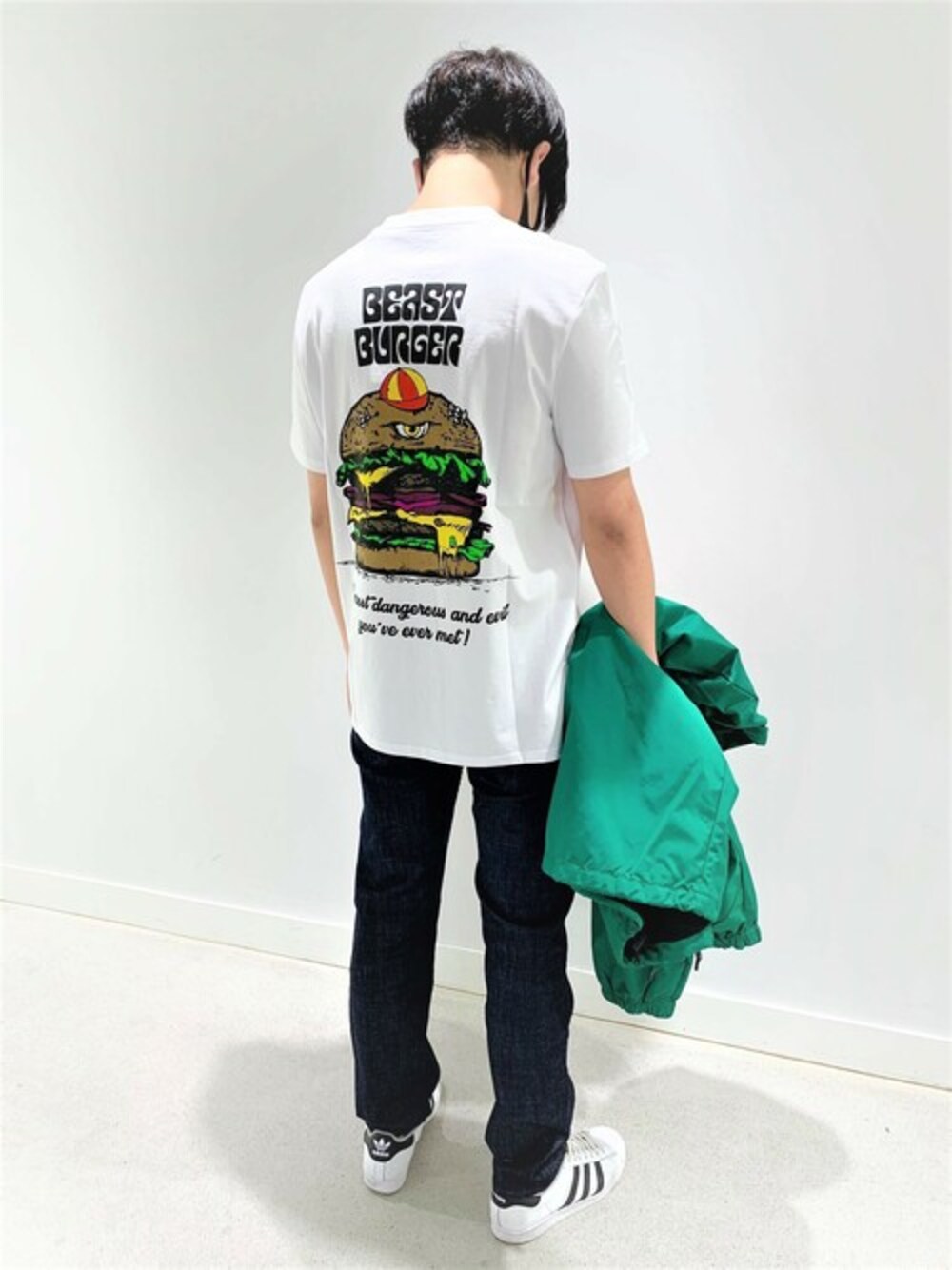 ホワイト系のTシャツ/カットソー、グリーン系のナイロンジャケットを着用したメンズの秋コーディネートの1枚目の写真