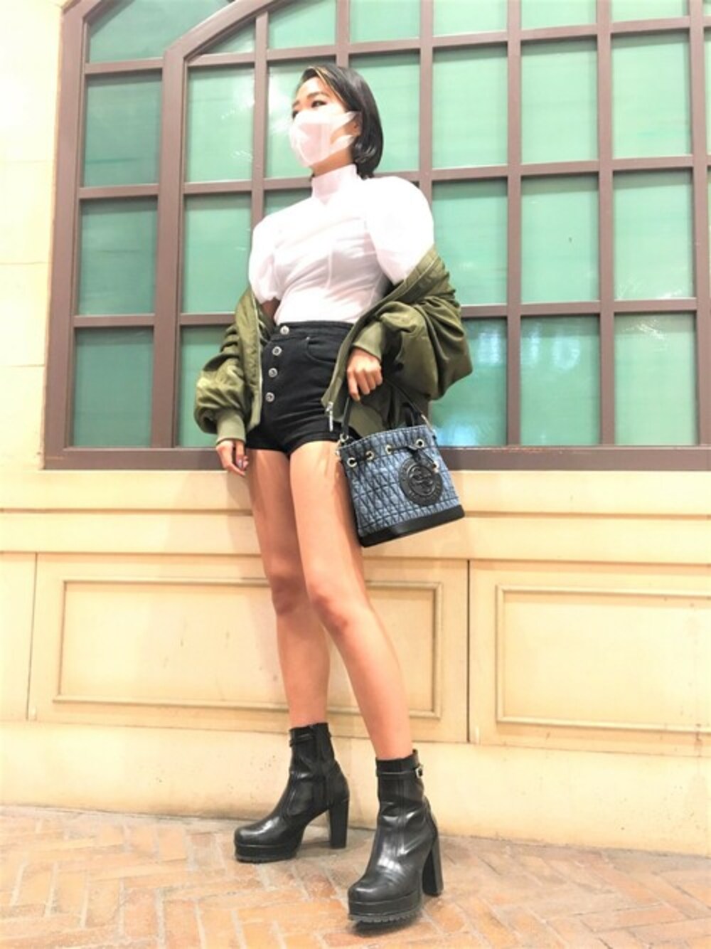 ホワイト系のその他トップス、グリーン系のその他アウター、ブラック系のデニムパンツを着用したレディースの秋コーディネートの1枚目の写真