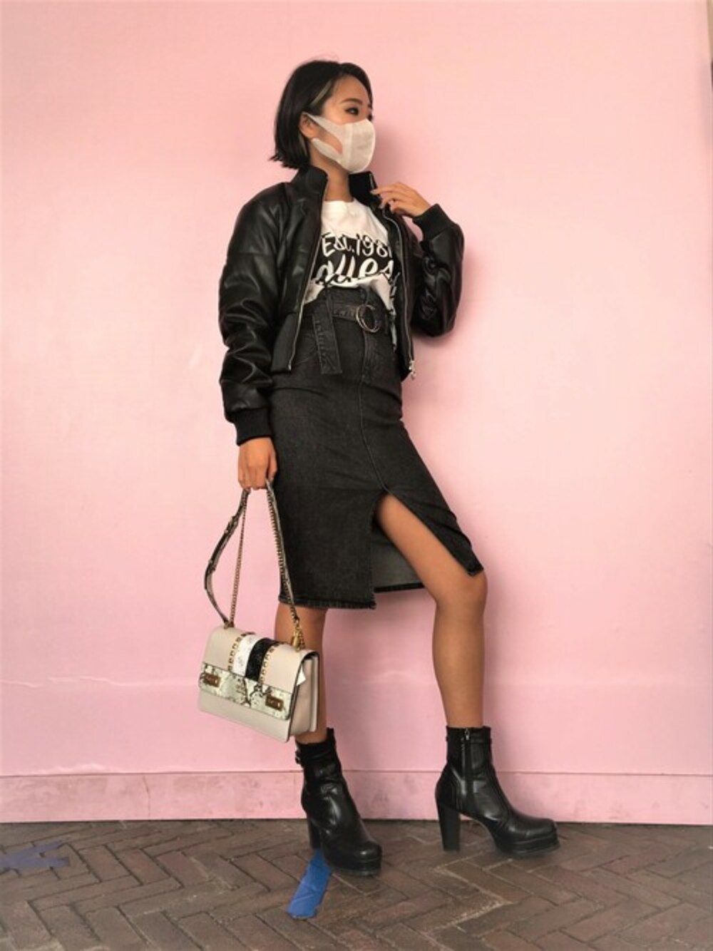 ホワイト系のTシャツ/カットソー、ブラック系のその他アウター、ブラック系のデニムスカートを着用したレディースの秋コーディネートの1枚目の写真