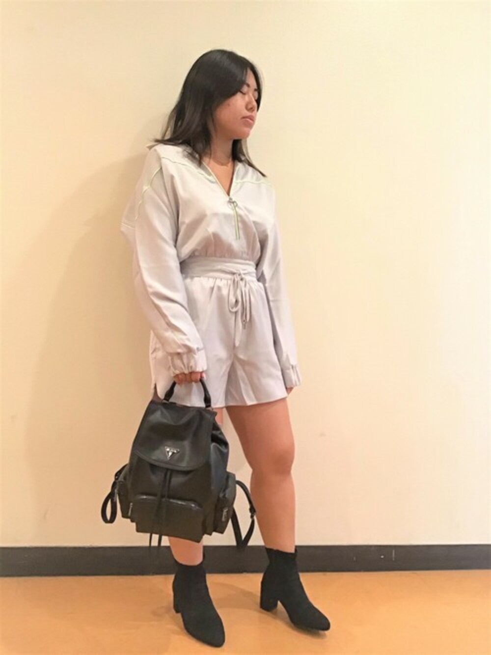 「カジュアル、バックパック、サロペット、オールインワン、デート、ロンパース、guess、秋コーデ、Guess Jeans 、guessgirl」｜「GuessのOscar Romper（つなぎ/オールインワン、グレー系）」を使った、GUESS JAPANさん（レディース・162cm）の秋コーディネートの1枚目の写真