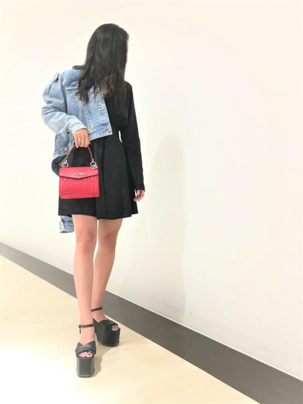 「デニムジャケット、ハンドバッグ、サロペット、オールインワン、デート、ロンパース、ミニバッグ、guess、Guess Jeans 、guessgirl」｜「GuessのFelicity Romper（つなぎ/オールインワン、ブラック系）」を使った、GUESS JAPANさん（レディース・159cm）の秋コーディネートの1枚目の写真
