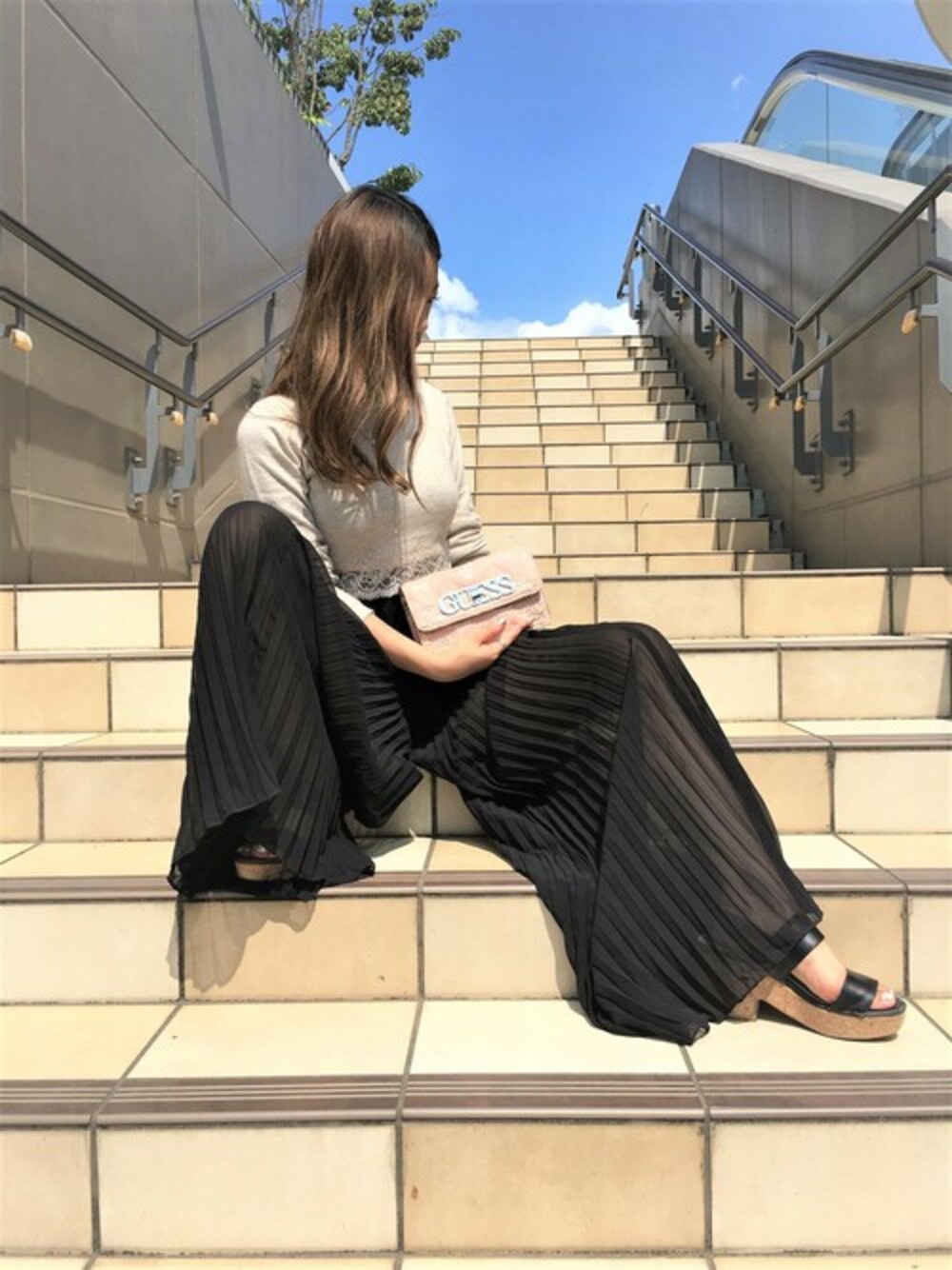 「ニット、レース、タートルネック、デート、ミニバッグ、クロップドトップス、guess、プリーツパンツ、Guess Jeans 、guessgirl」｜「GuessのHeike Turtle-Neck Lace Sweater（ニット/セーター、ベージュ系）」を使った、GUESS JAPANさん（レディース・161cm）の秋コーディネートの1枚目の写真