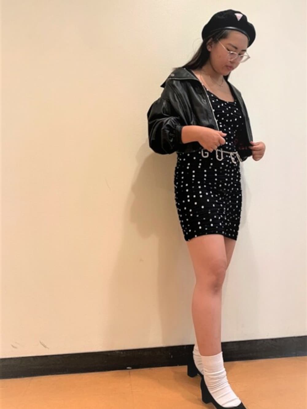 「ワンピース、レザージャケット、ベレー帽、デート、ベルト、ハンチング、ミニワンピ、guess、Guess Jeans 、guessgirl」｜「GuessのLuce Dress（ワンピース、ブラック系）」を使った、GUESS JAPANさん（レディース・162cm）の秋コーディネートの1枚目の写真