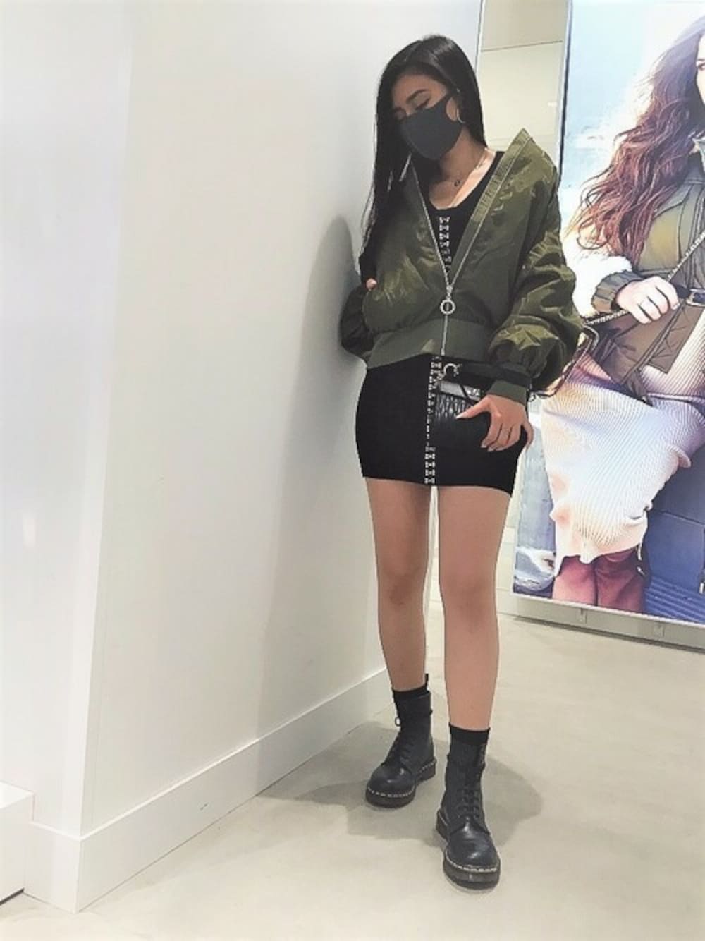 ブラック系のワンピース、グリーン系のその他アウターを着用したレディースの秋コーディネートの1枚目の写真