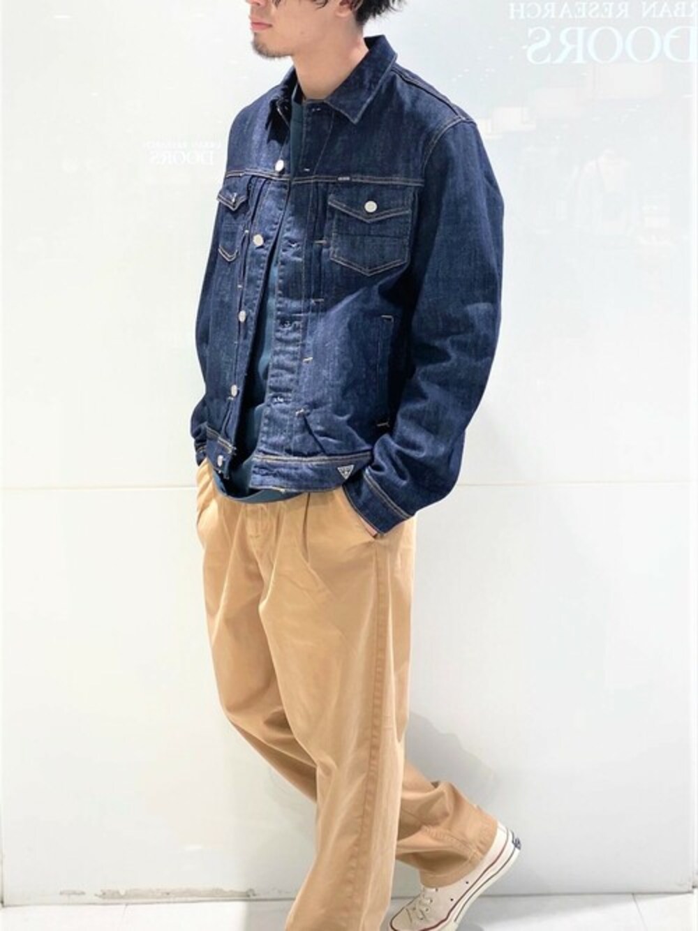 グリーン系のTシャツ/カットソー、ブルー系のデニムジャケット、ブラウン系のその他パンツを着用したメンズの秋コーディネートの1枚目の写真