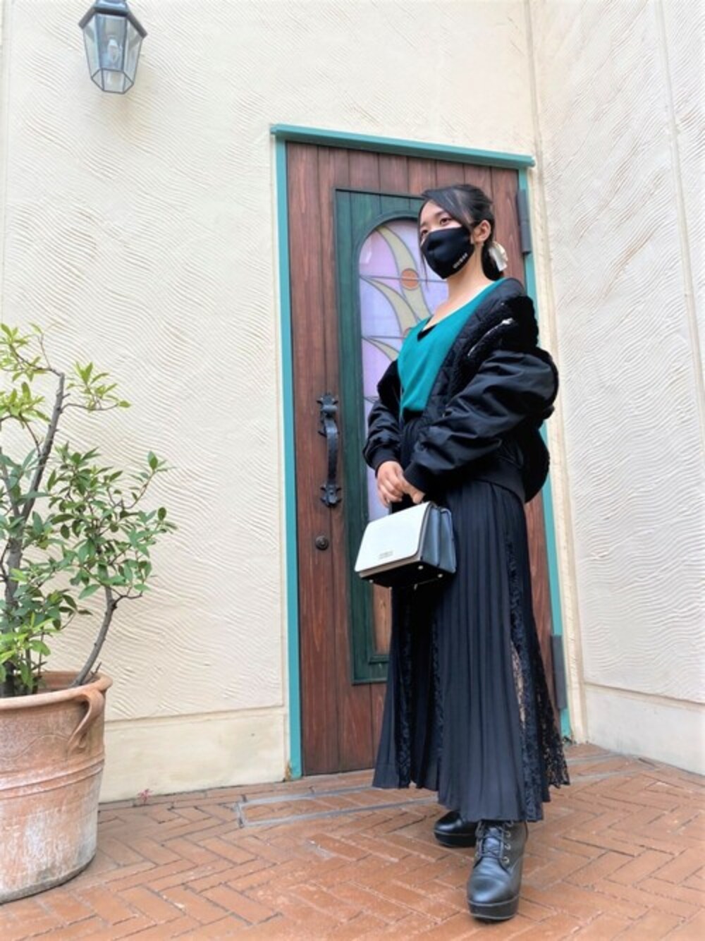 ブラック系のその他アウター、ブラック系のスカート、ホワイト系のショルダーバッグを着用したレディースの秋コーディネートの1枚目の写真