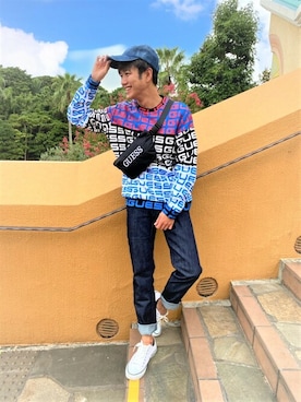 「ロゴニット」｜「アイテム（スウェット）」を使った、GUESS JAPANさん（メンズ・174cm）の秋コーディネート