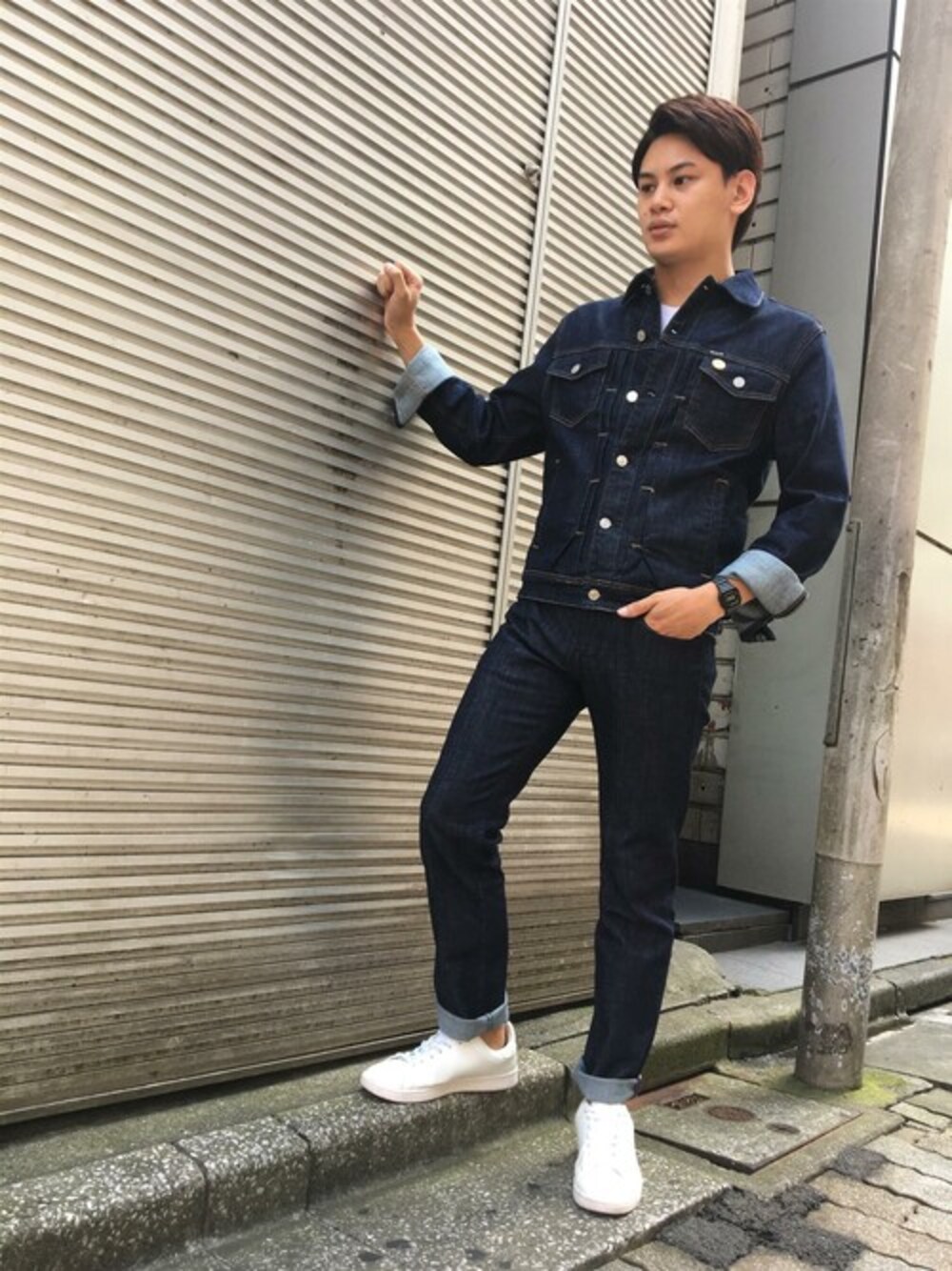 ホワイト系のTシャツ/カットソー、ブルー系のデニムジャケット、ブルー系のデニムパンツを着用したメンズの秋コーディネートの1枚目の写真