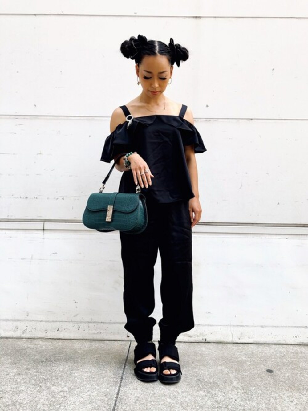 ブラック系のその他トップス、ブラック系のその他パンツを着用したレディースの秋コーディネートの1枚目の写真