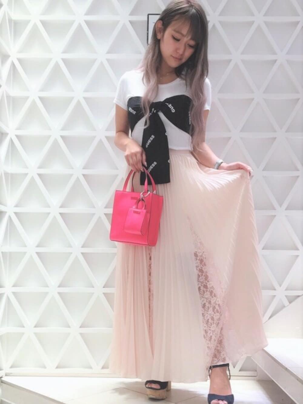 ホワイト系のその他トップス、ピンク系のスカート、ピンク系のトートバッグを着用したレディースの秋コーディネートの1枚目の写真