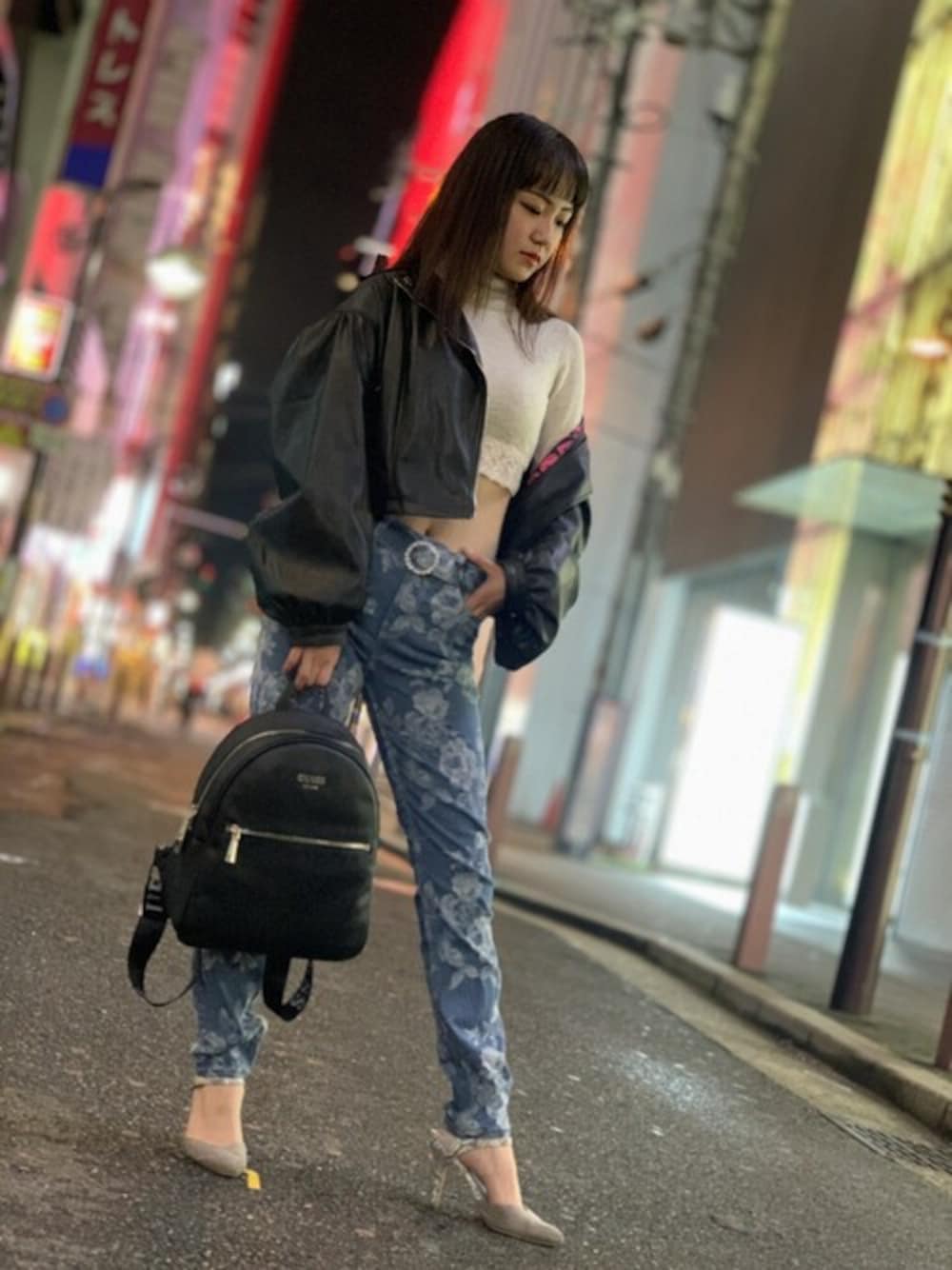 「バックパック、リュック、ライダース、スキニーデニム、カジュアルコーデ、guess、パフスリーブ、ゲス、ショート丈トップス、柄デニム」｜「GuessのHeike Turtle-Neck Lace Sweater（ニット/セーター、ベージュ系）」を使った、GUESS JAPANさん（レディース・158cm）の秋コーディネートの1枚目の写真