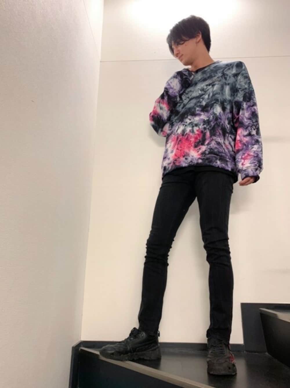 「デニム、タイダイ柄、スキニーデニム、柄トップス、黒スキニー、guess、ゲス、柄トレーナー、Guess Jeans 、タイダイトレーナー」｜「GuessのAnselm Tie-Dye Crew-Neck Fleece Sweat（スウェット、ブラック系）」を使った、GUESS JAPANさん（メンズ・182cm）の秋コーディネートの1枚目の写真