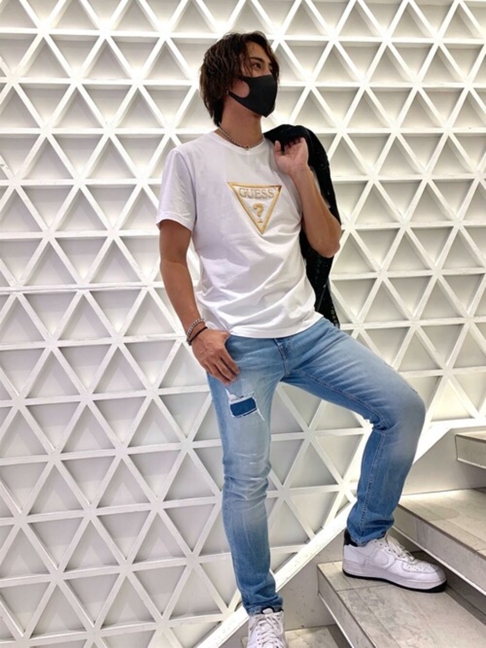 ホワイト系のTシャツ/カットソー、ブラック系のシャツ/ブラウス、ブルー系のデニムパンツを着用したメンズの秋コーディネートの1枚目の写真