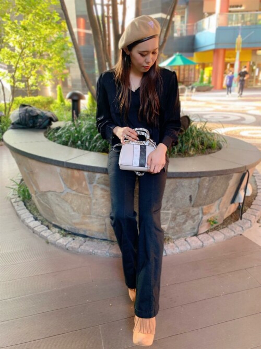 ブラック系のシャツ/ブラウス、ブラック系のデニムパンツ、ホワイト系のハンドバッグを着用したレディースの秋コーディネートの1枚目の写真