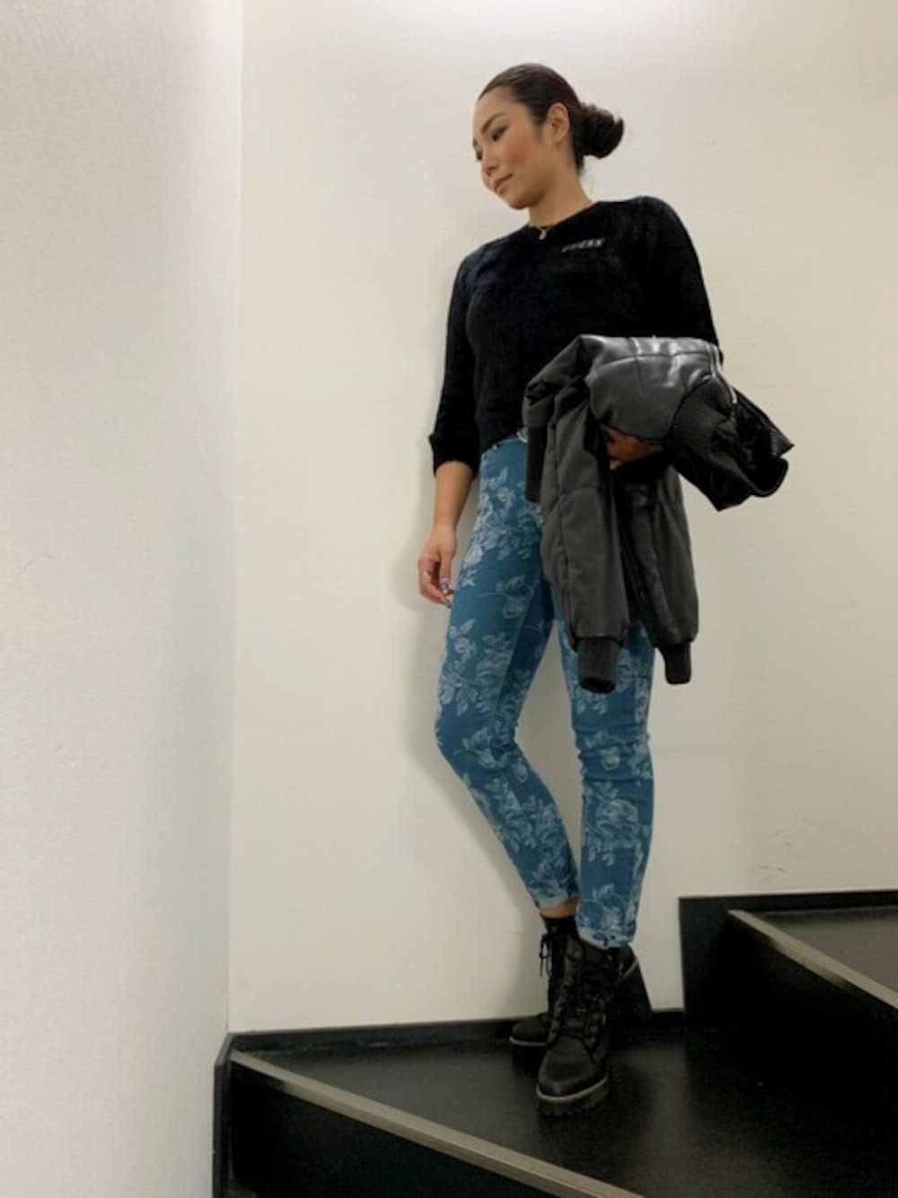 「ニット、柄パンツ、レザージャケット、ハイウエスト、ボンバージャケット、guess、ゲス、ショート丈トップス、柄デニム、Guess Jeans 」｜「GuessのRosmary Jewel Logo Crew-Neck Sweater（ニット/セーター、ブラック系）」を使った、GUESS JAPANさん（レディース・175cm）の秋コーディネートの1枚目の写真