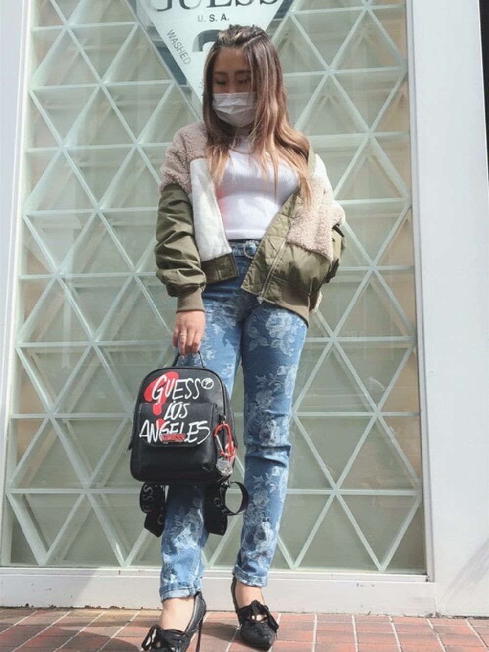 ホワイト系のニット/セーター、グリーン系のその他アウター、ブルー系のデニムパンツを着用したレディースの秋コーディネートの1枚目の写真