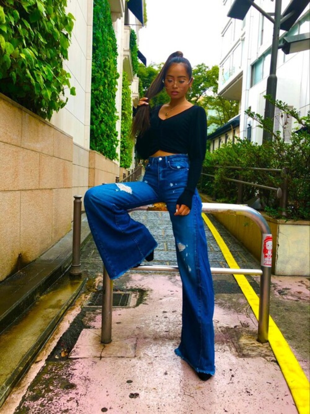 ブラック系のニット/セーター、ブルー系のデニムパンツを着用したレディースの秋コーディネートの1枚目の写真