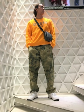 「カモ柄」｜「アイテム（スウェット）」を使った、GUESS JAPANさん（メンズ・179cm）の秋コーディネート