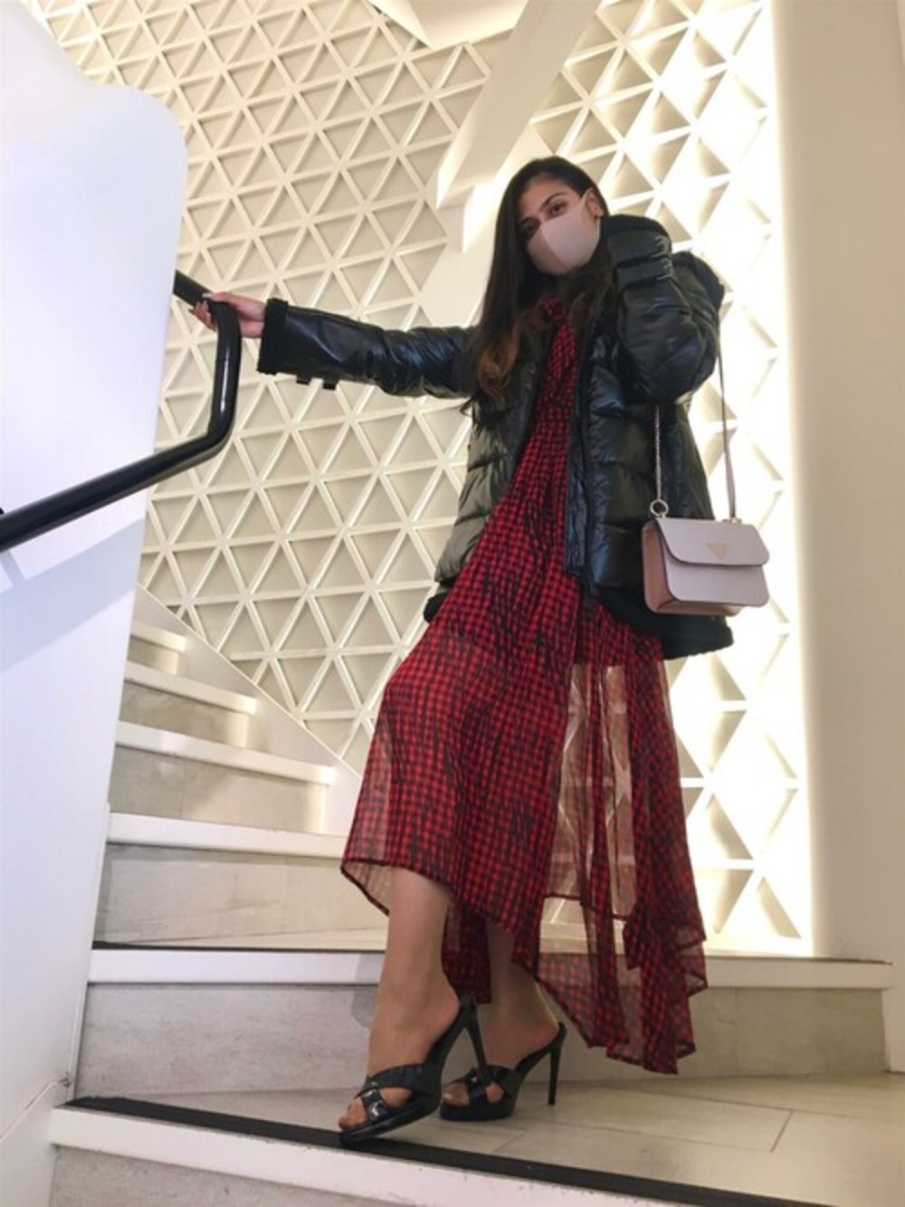 「ジャケット、アウター、ワンピース、ブロックチェック、オーバーサイズ、マキシワンピース、ミニバッグ、シースルー、guess、ゲス」｜「GuessのBushra Yarn Dyed Long Dress（ワンピース、レッド系）」を使った、GUESS JAPANさん（レディース・165cm）の秋コーディネートの1枚目の写真