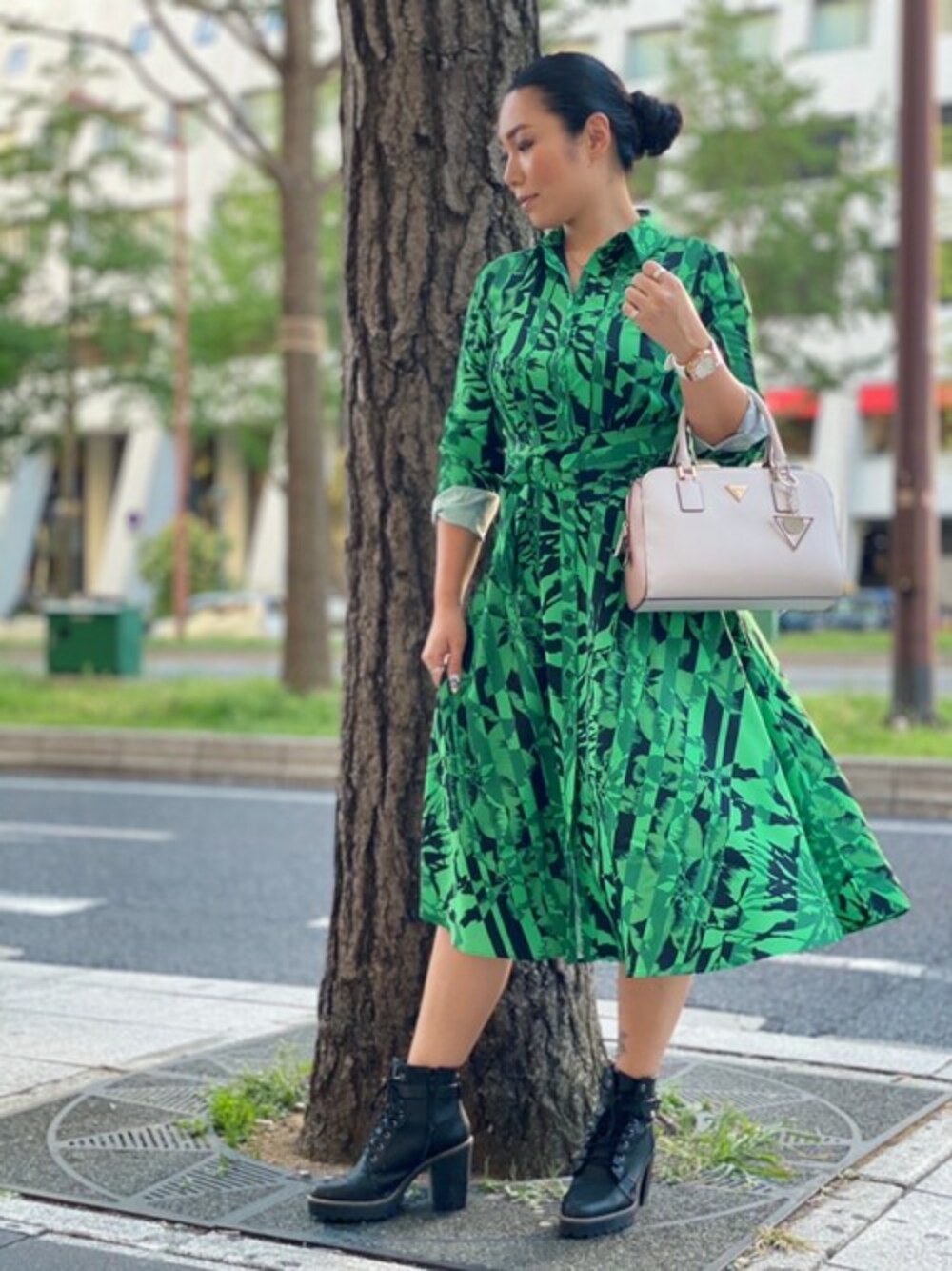 グリーン系のワンピース、ブラック系のハンドバッグを着用したレディースの秋コーディネートの1枚目の写真
