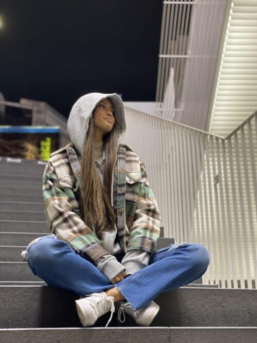 ブルー系のデニムパンツを着用したレディースの冬コーディネートの1枚目の写真