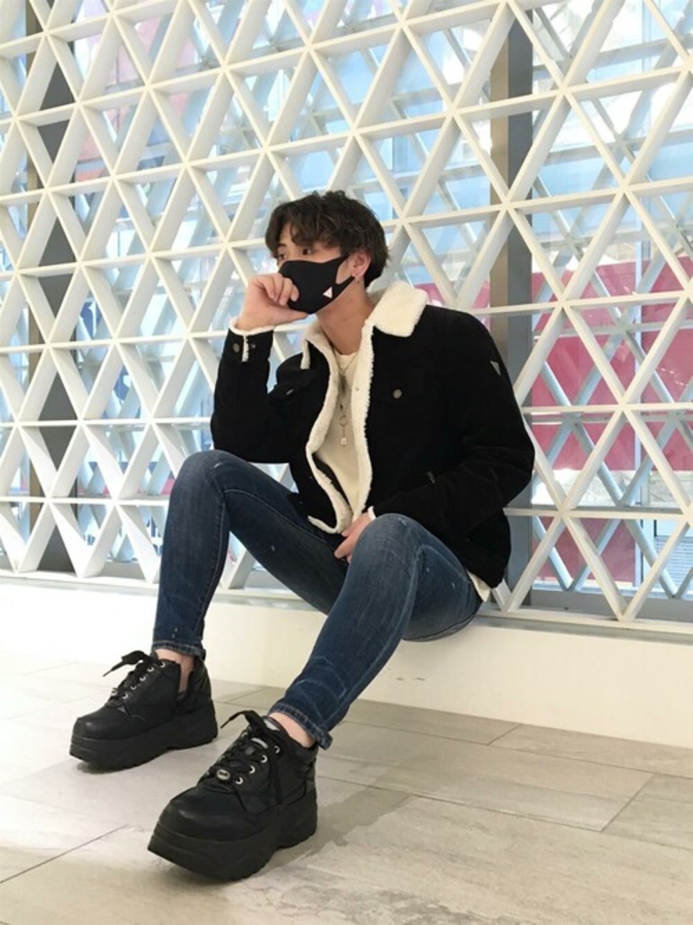 ベージュ系のTシャツ/カットソー、ブラック系のその他アウター、ブルー系のデニムパンツを着用したメンズの冬コーディネートの1枚目の写真