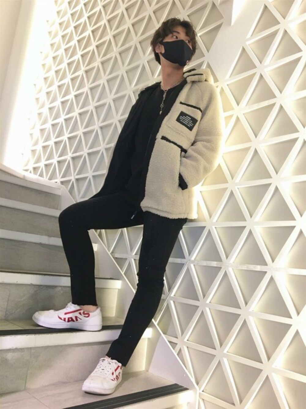 ブラック系のスウェット、ホワイト系のその他アウターを着用したメンズの秋コーディネートの1枚目の写真